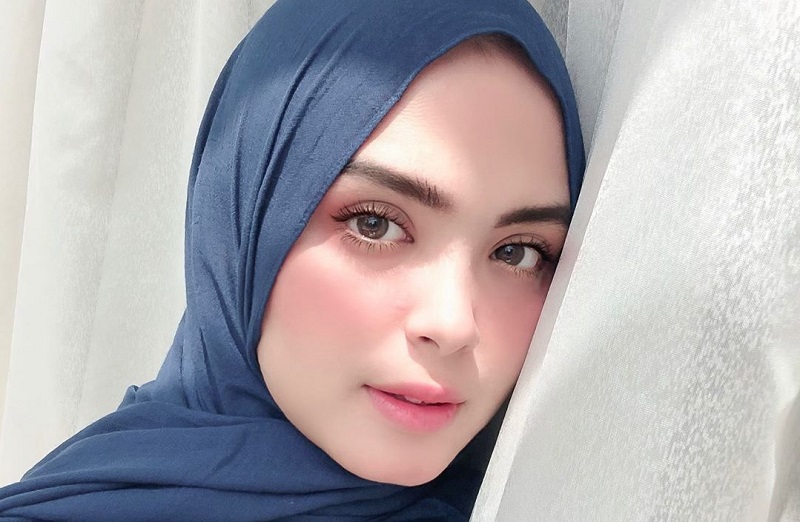 Berhijab, Vebby Palwinta Sempat Takut Dijauhi Teman