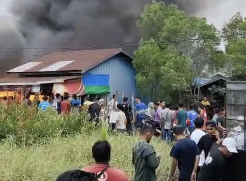 Dua Rumah di Pulau Burung Terbakar, Warga Berjibaku Padamkan Api