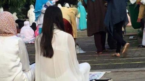 Pergi Salat Idul Adha Kenakan Baju Transparan, Wanita Ini Jadi Perbincangan di Medsos