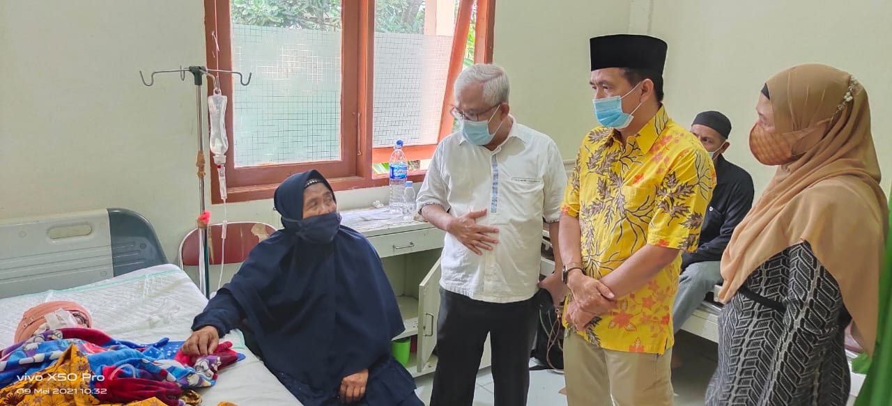 Didampingi Istri, Ferryandi Jenguk Siti Mardiah