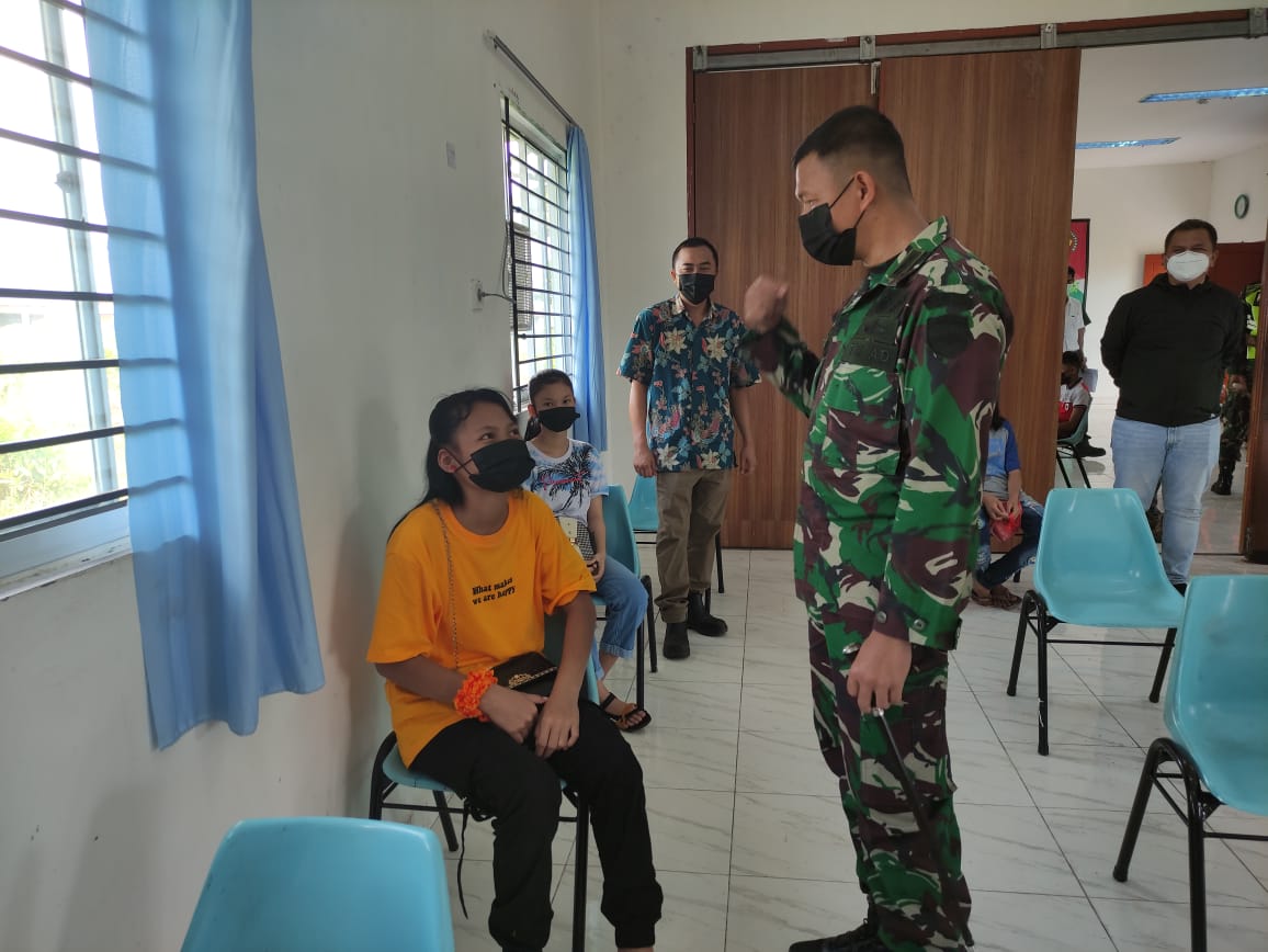 Dandim 0314/Inhil Tinjau Pelaksanaan Serbuan Vaksinasi TNI Dosis I di Pulau Terpencil