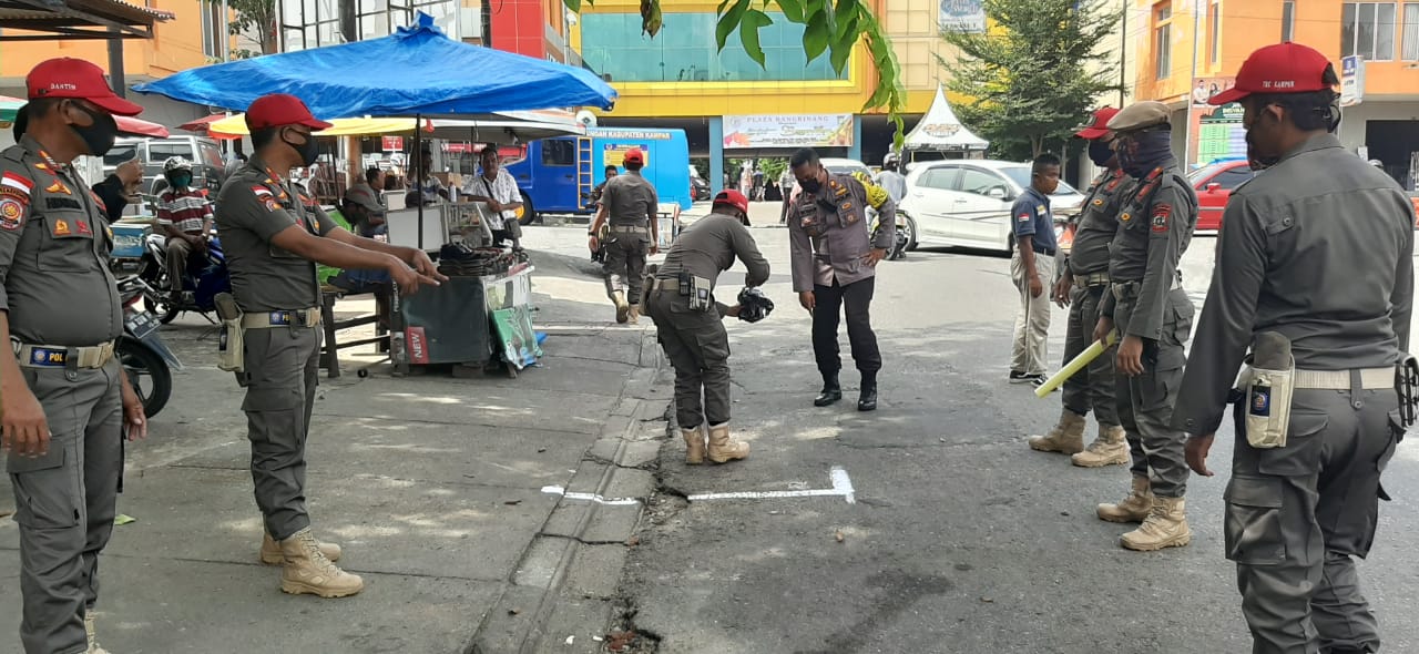 Cegah COVID-19, Polres, TNI dan Pemda Kampar Lakukan Rekayasa Penertiban Pasar Ramadhan