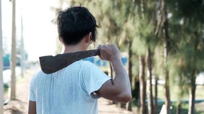 Pemuda Tebas Rekannya Pakai Parang hingga Kritis Hanya Karena Wanita