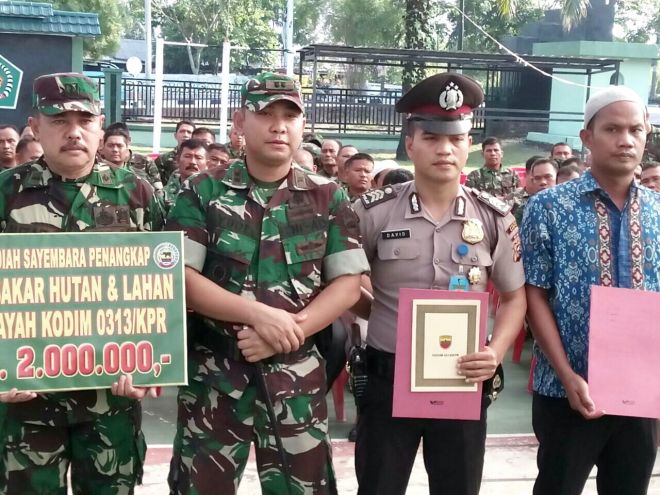 Anggota TNI, Polri dan Ketua RT Terima Penghargaan