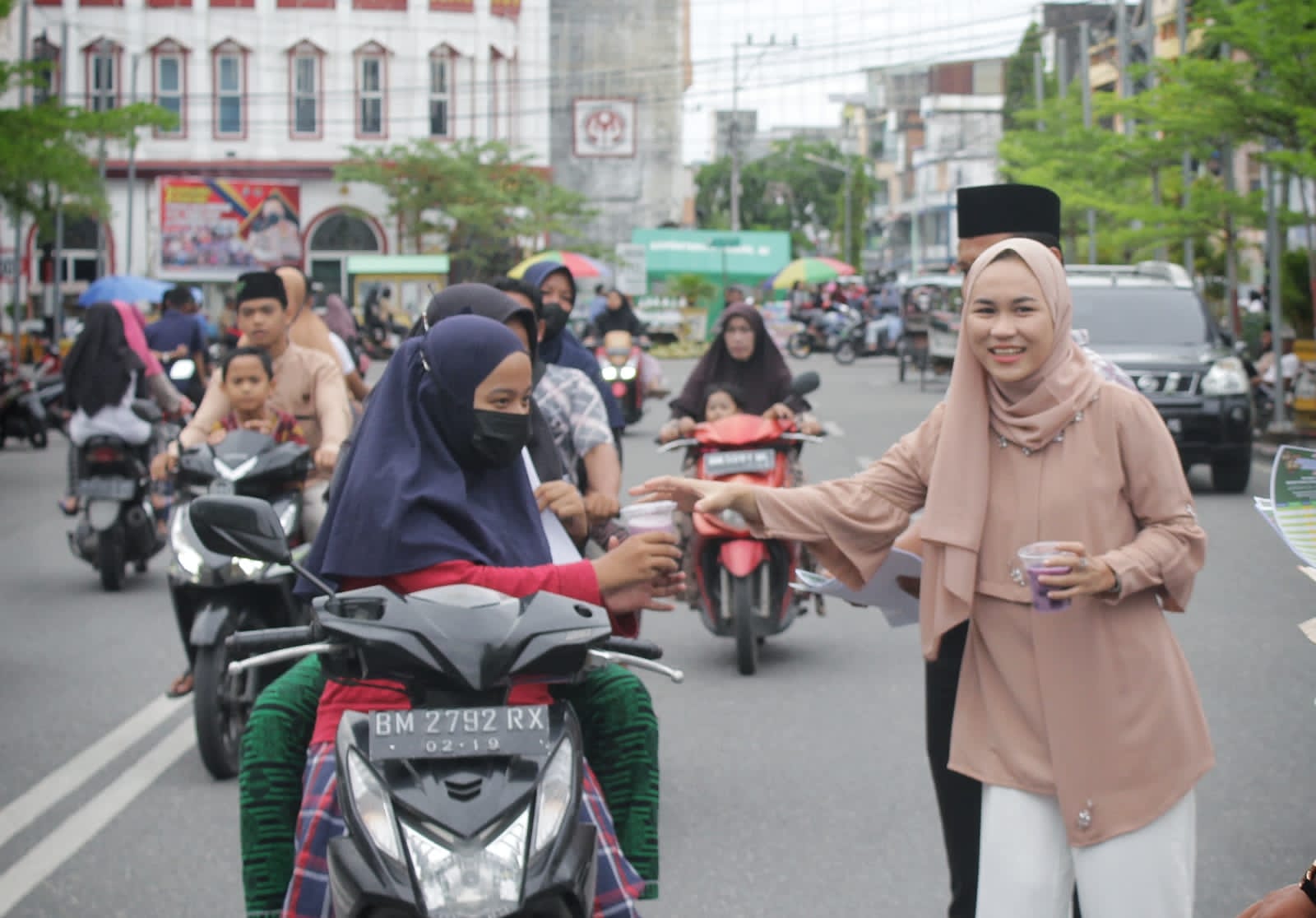 Gerakan Ramadhan, GMRB Bagikan Takjil Ke Warga Bagansiapiapi