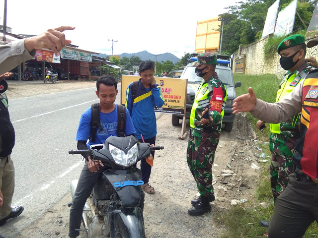 Koramil 09/Kemuning dan Satgas Aktif Terus Lakukan Penegakan Prokes di Lintas Timur