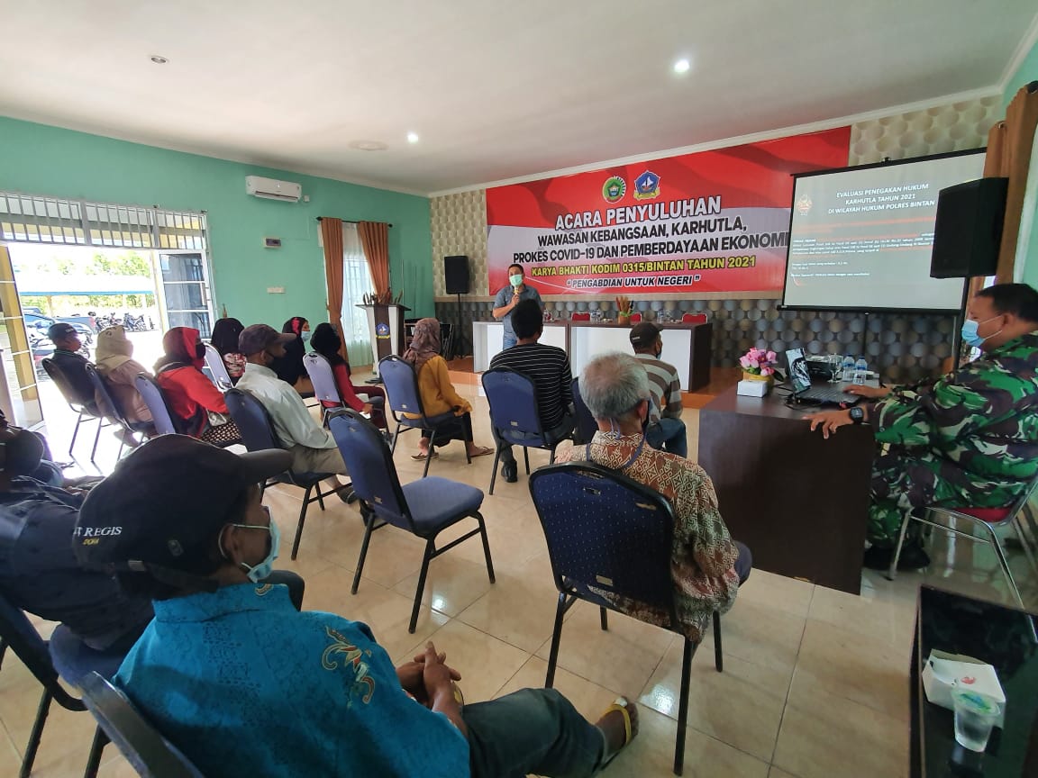 Personel Kodim 0315/Bintan dan Satreskrim Polres Bintan Lakukan Penyuluhan Pada Masyarakat Desa Toapaya Selatan
