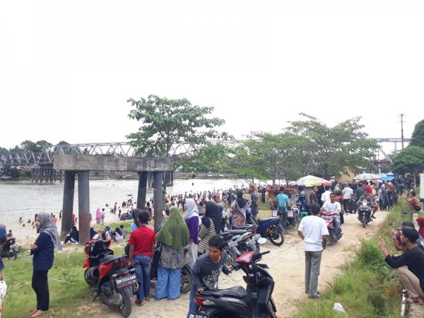 Ratusan Orang Balimau Kasai di Sungai Kampar