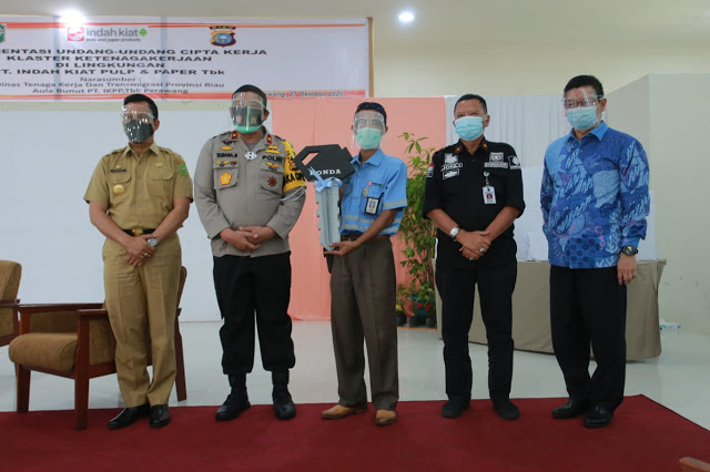 Dihadiri Wakapolda Riau , Disnakertrans Provinsi Riau Sosialisasi Implementasi UU Cipta Kerja di PT IKPP Kecamatan Tualang