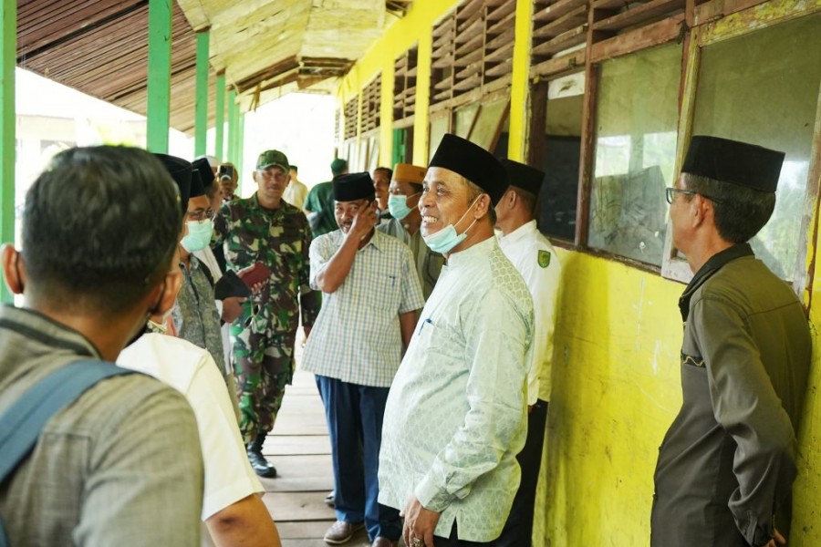 Pj Bupati Herman Meninjau Gedung SD Negeri dan Jembatan Kuala Saka