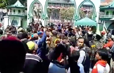 BERANI BENER!!! Tantang FPI, Oknum Banser Teriak Islam Tai di Depan Polisi