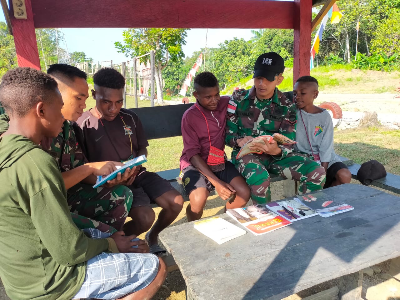 Pos Satgas Yonif 126/Kala Cakti Di Serbu Anak-Anak Perbatasan Papua