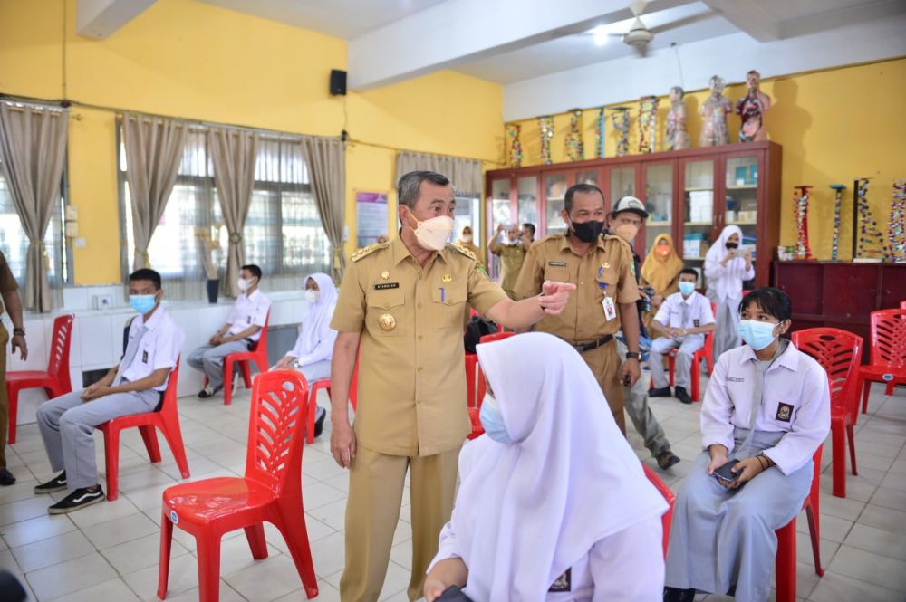 Gubri Syamsuar Berikan Semangat untuk Siswa SMA 11 Pekanbaru yang Ikuti Vaksinasi Covid-19