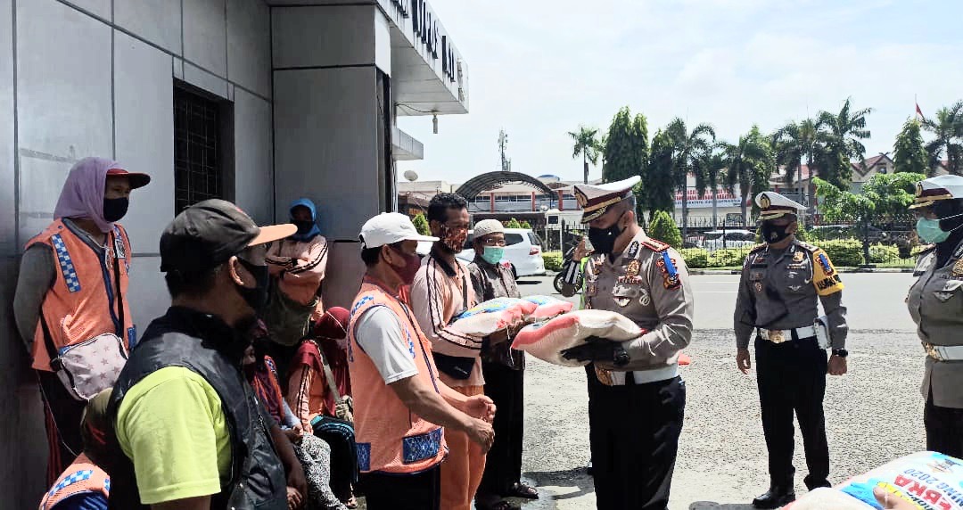 Hari Ke 9 Ops Zebra LK 2020 Berikan Puluhan Sembako Kepada Pekerja Kebersamaan & Masyarakat Tak Mampu