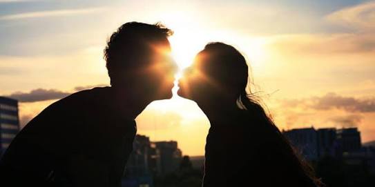 Benarkah Berciuman Membatalkan Puasa?