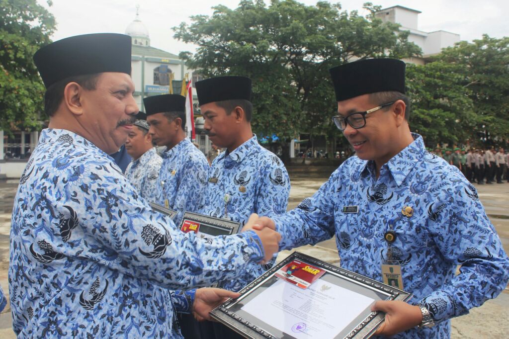 Said Syarifuddin Serahkan Penghargaan bagi PNS Teladan