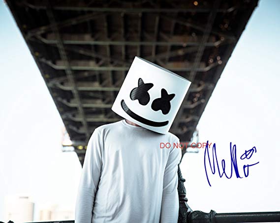 Aksi DJ Marshmello Masak Tofu Ditemani Ular Piton