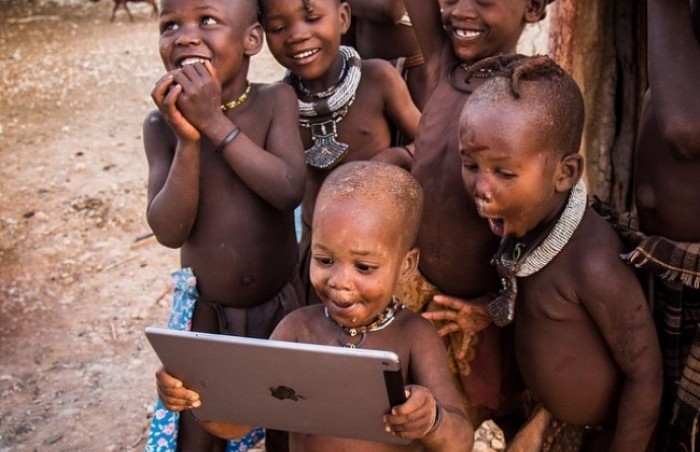 Foto yang Menunjukkan Ekspresi Penuh Makna Dalam Melakukan Suatu Hal Untuk Pertama Kalinya