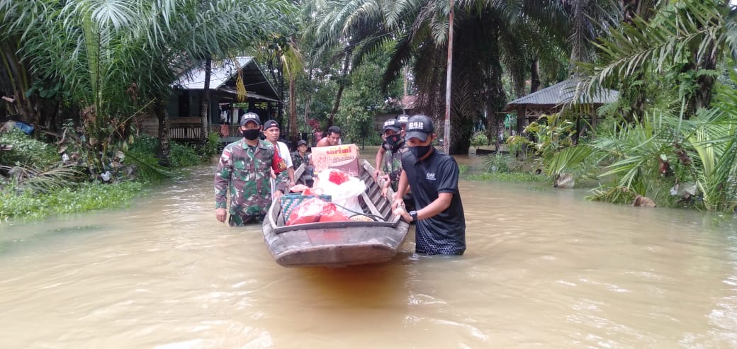 Satgas Pamtas Yonif 642 Bersama Polisi dan Pemerintah Desa Salurkan Bantuan Bagi Korban Banjir
