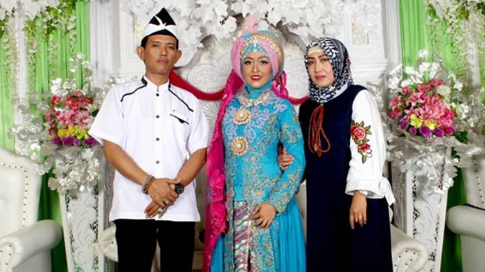 VIRAL! Ini Kisah Wanita Duduk Sendiri di Pelaminan yang Bikin Sedih