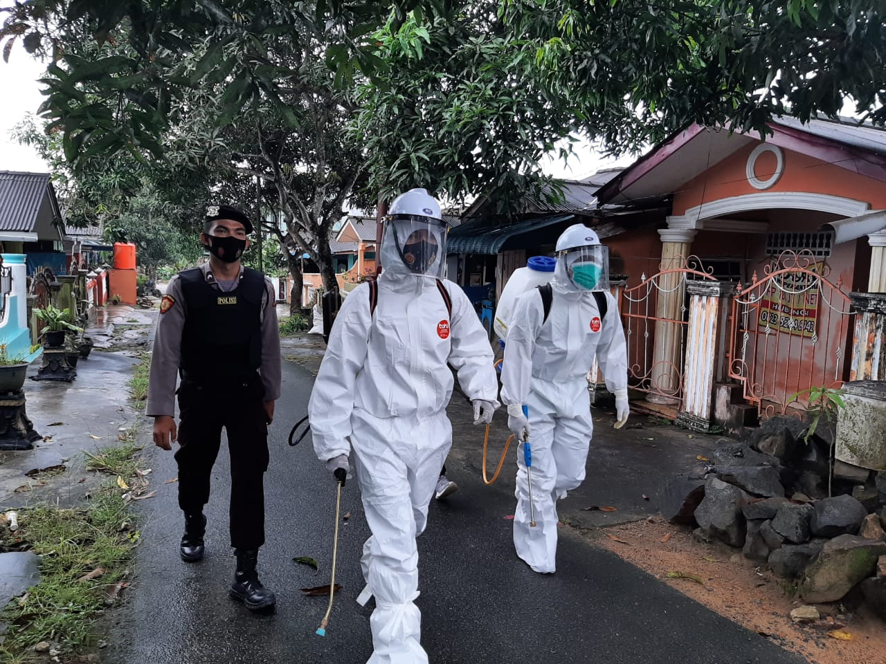 Polsek Bintim Bersama Dinkes Lakukan Penyemprotan Desinfektan Diwilayah Kecamatan Bintim