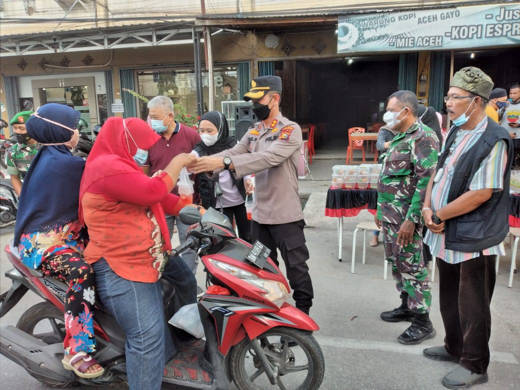 TNI-Polri Bersama YVB dan PSMTI Inhil Bagi-bagi Ratusan Paket Takjil