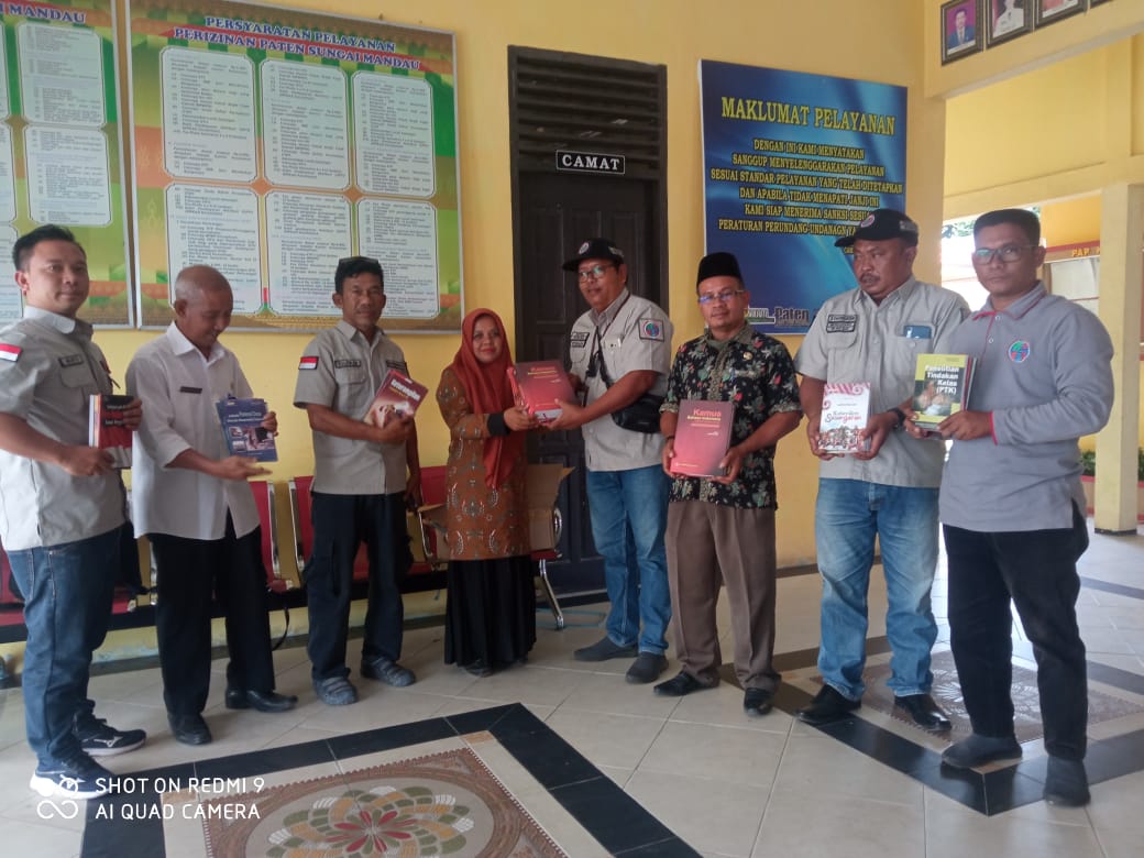 IWO Siak Serahkan 148 Buku untuk SD 11 Kampung Tasik