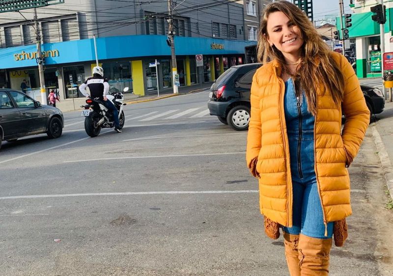 Anggota Dewan Cantik Ini Jadi Kontroversi karena Bajunya yang Dianggap Terlalu Vulgar