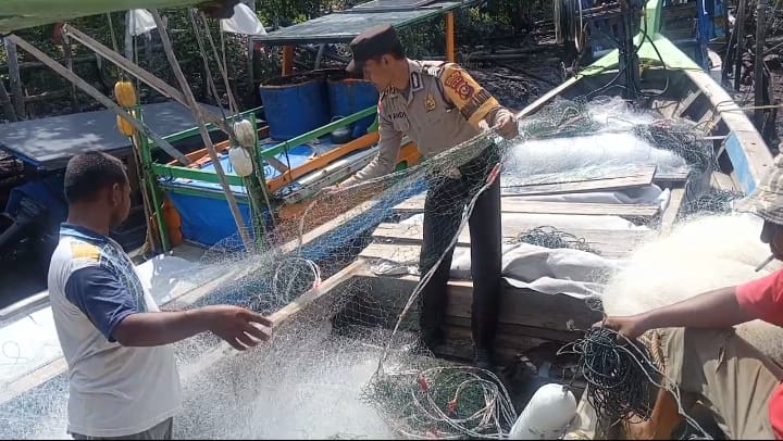Atensi Kapolres Bengkalis, Personel Polsek Bantan Bantu Nelayan di Desa Muntai