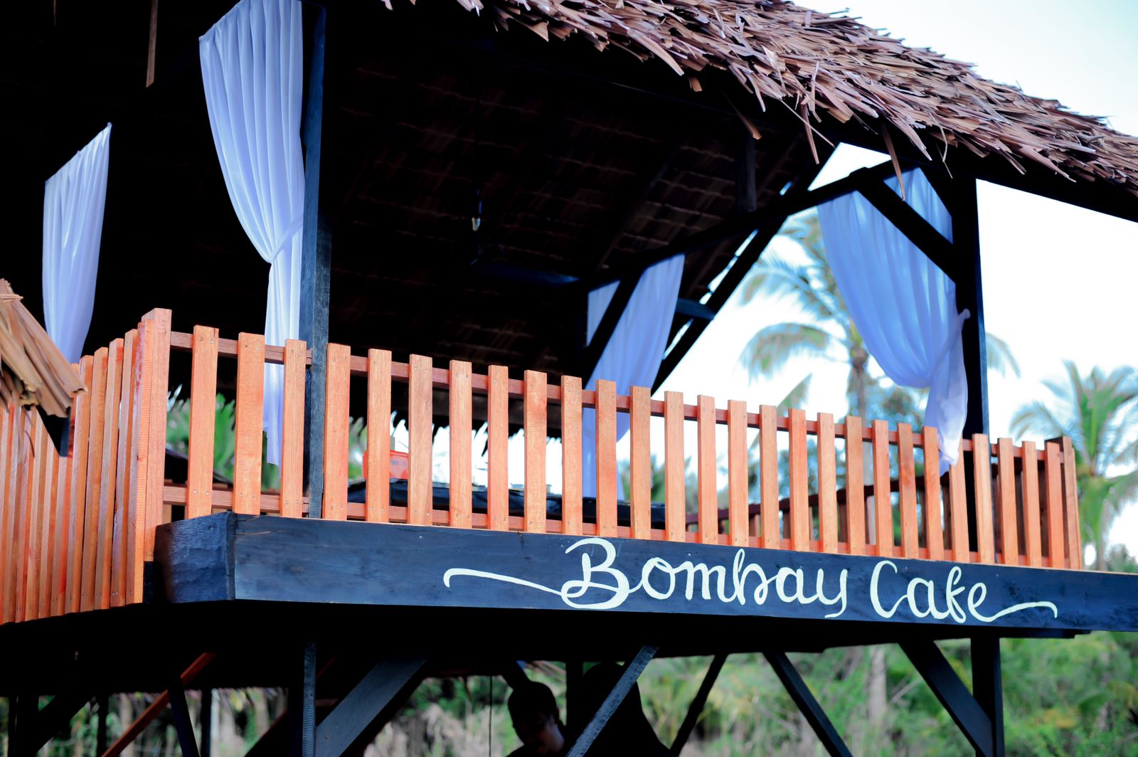 Cari Tempat Bersantai Sekaligus Manjakan Perut, ke Bombay Cafe Aja!