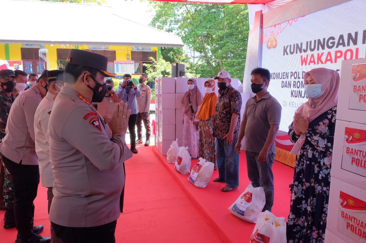 Kunjungi Posko PPKM Umban Sari, Wakapolri Komjen Gatot Ajak Warga Patuh Prokes