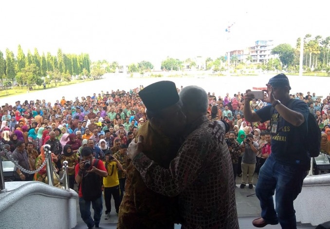 Gubernur Riau Arsyadjuliandi Rachman Nangis Terharu