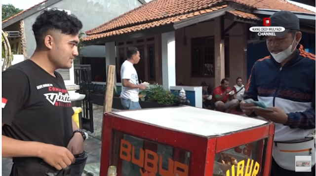Masih Muda dan Miliki Paras yang Ganteng Tapi Tak Malu Jual Bubur Ayam, Pemuda ini Dikagumi Anggota DPR