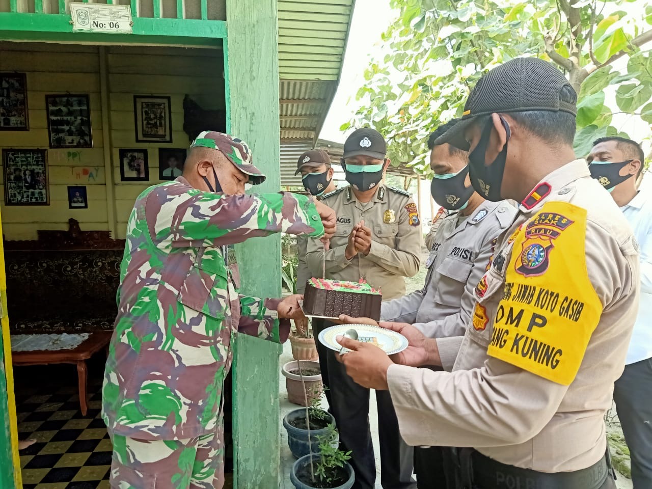 HUT Ke-75 TNI, Polsek Koto Gasib Bawakan Kue Ulang Tahun