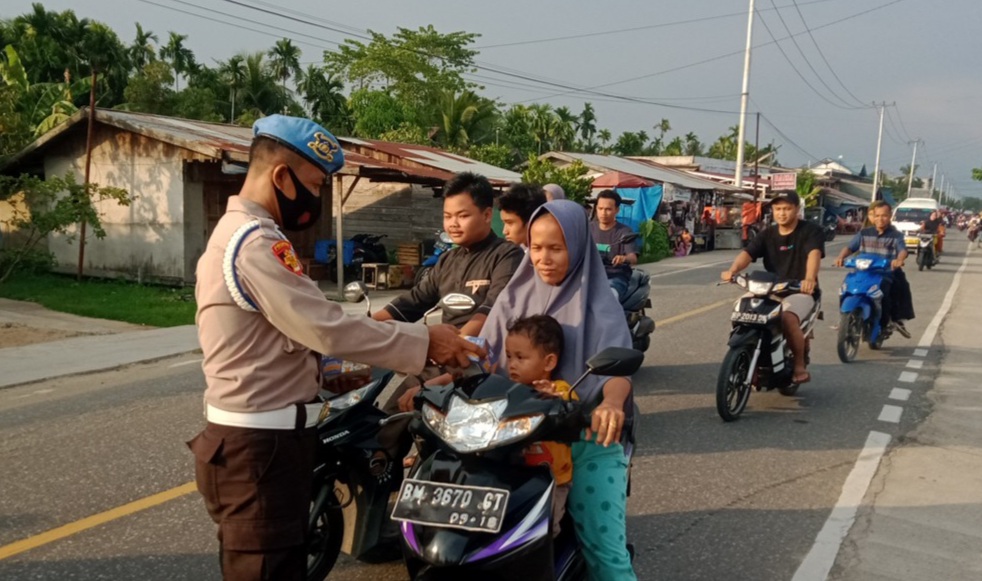 Polsek Tempuling Berbagi Takjil