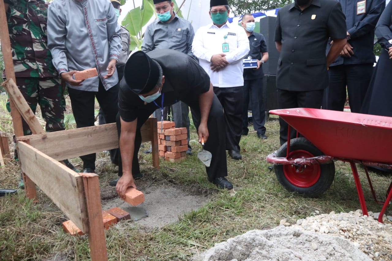 Siak Cetak Sejarah, Bupati Alfedri Letakkan Batu Pertama Pembangunan Ruang Belajar Santri Darul Hadist Sultan Yahya, Ponpes Hadist Pertama di Riau