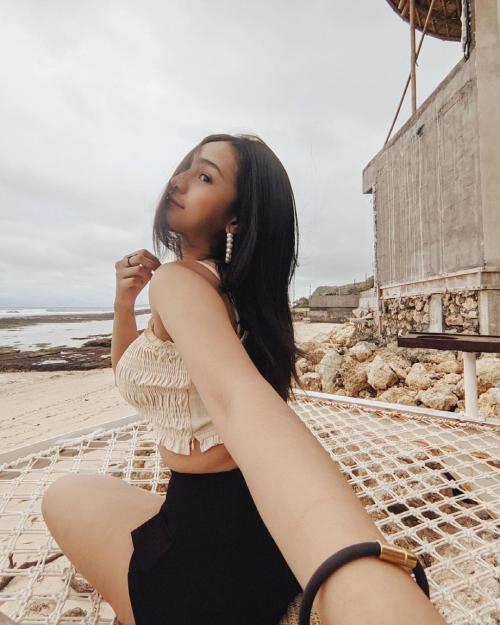 Pose Nungging Anya Geraldine Pakai Crop Top di Pantai