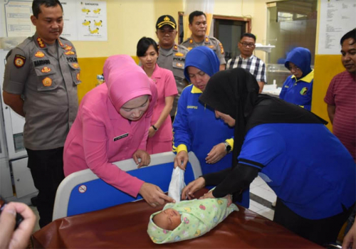 Berusia 7 Hari, Bayi di Pekanbaru Dibuang Orangtuanya Dalam Karton