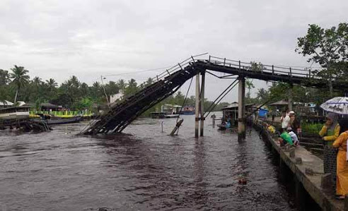 Jembatan Ambruk, Warga Terpaksa Menyeberang Gunakan Sampan