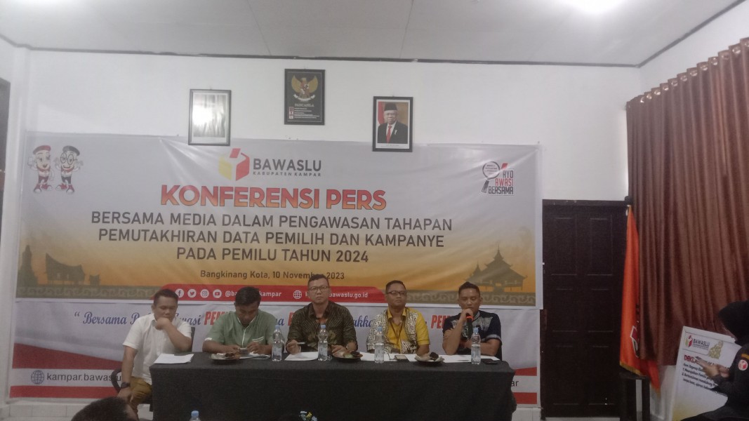Konferensi Pers, Bawaslu : Kita Sudah Tertibkan APS dan APK di Seluruh Kecamatan se Kabupaten Kampar