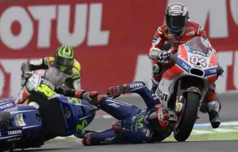 Kepala Vinales Nyaris Terlindas Motor Dovizioso