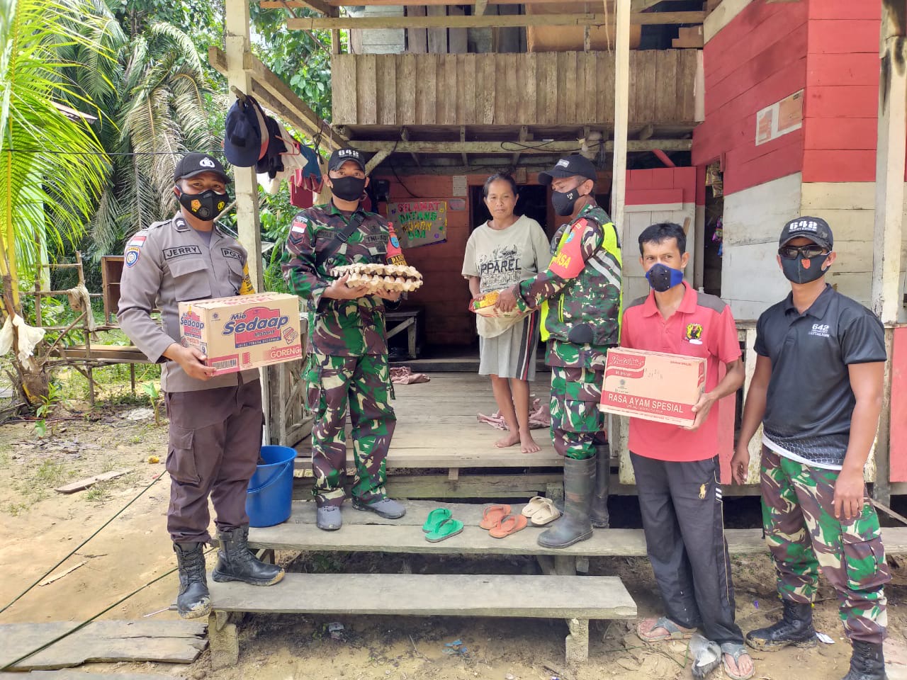 Bersinergi, Satgas Pamtas Yonif 642 Bersama Polisi dan Aparat Pemerintah Bagikan Sembako Bagi Warga Dusun Kinda