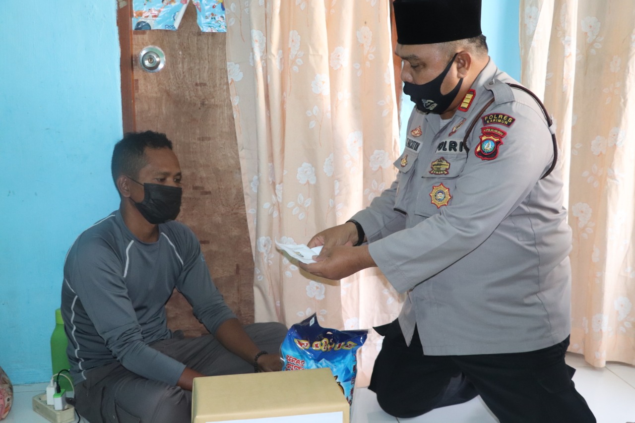 Balita Berusia Tiga Bulan Mengidap Penyakit Kebocoran Jantung, Kapolres Karimun Langsung Salurkan Bantuan