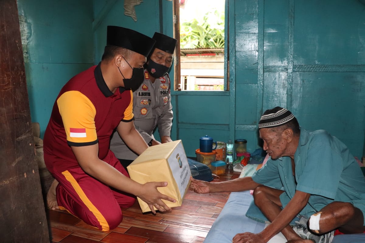 Kapolres Karimun Bakti Sosial Kepada Lansia