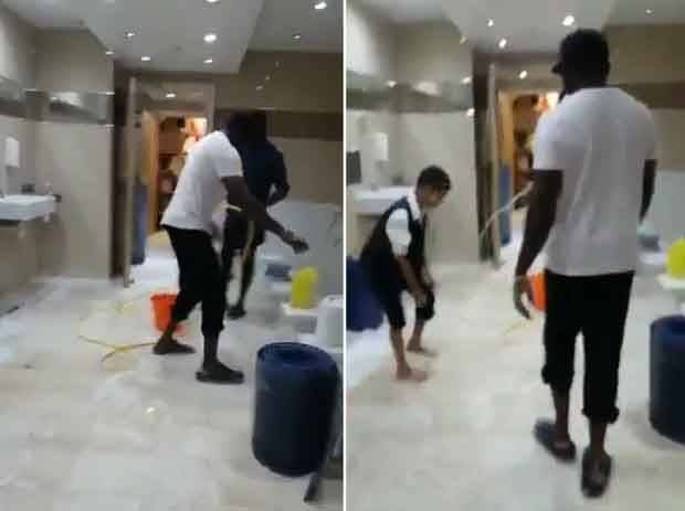 Patut Ditiru! Meski Gaji Sebesar 1,7 M Per Pekan, Pria ini Tetap Bersihkan Toilet Masjid