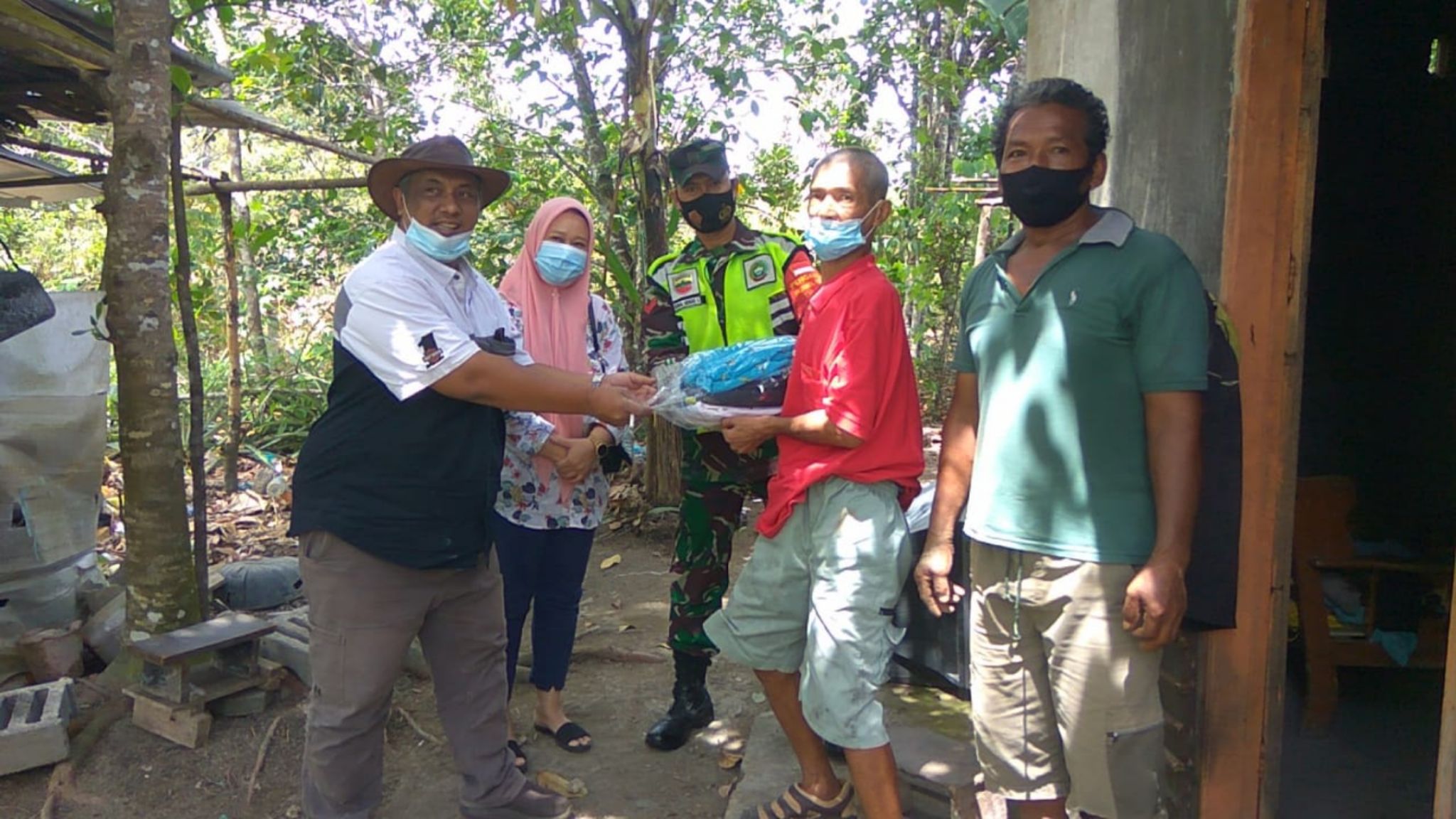Jelang Menyambut Imlek 2021, Yudi Iskandar berikan Bantuan kepada Lansia di Desa Toapaya