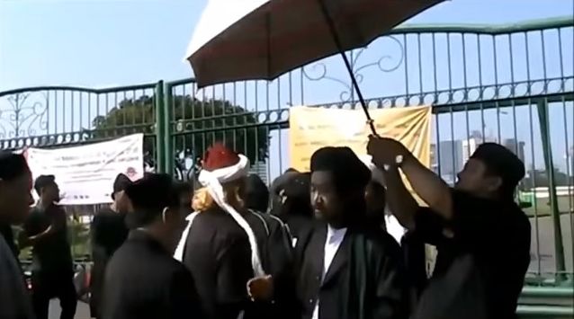 Video Pria Ngaku Imam Mahdi Pimpin Syahadat di Sekitar Monas, Lumayan Juga Pengikutnya