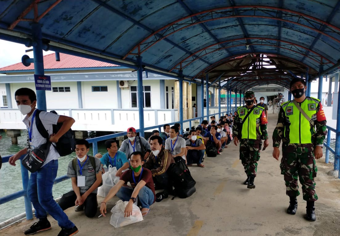 Personil Koramil 01/0315 Bintan Pantau Kedatangan 95 Orang WNI M-KPO Asal Malaysia di Pelabuhan SBP Tanjungpinang