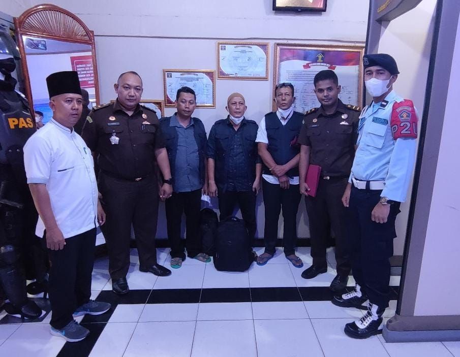 Kejari Inhil Jemboskan Tiga Tersangka Koruptor Puskesmas Pulau Burung ke Penjara