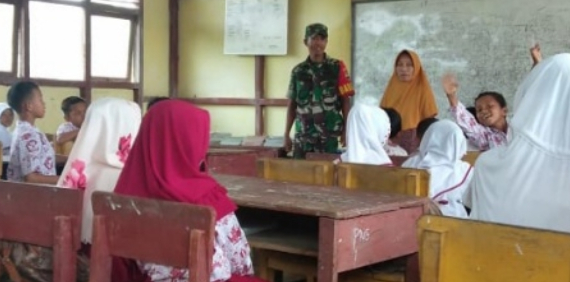 Babinsa 04/Kuindra Beri Wawasan Bela Negara pada Pelajar